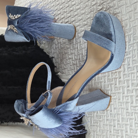 ANTONIO MELANI Shoes - Antonio Melani Womans Powder Blue Platforms 9 Ostrich Feathers Leather Velvet